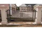 Wyrób kuty: Ogrodzenie Kute Klasyczne z Złoconymi Ornamentami