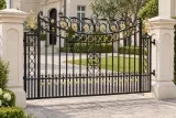 Ogrodzenie kute klasyczne z złoconymi ornamentami, model OK70 — aranżacja: klasyczna wapienna willa z reprezentacyjnym trawnikiem. Wizualizacja AI.