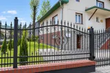 Ogrodzenie kute stalowe klasyczne z elementami ornamentalnymi, model OK51 — odtworzone ujęcie oryginalne. Wizualizacja AI.