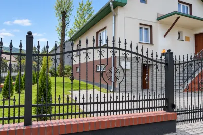 Ogrodzenie kute stalowe klasyczne z elementami ornamentalnymi, model OK51 — odtworzone ujęcie oryginalne. Wizualizacja AI.