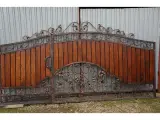 Wyrób kuty: Ogrodzenie kute stalowo-drewniane z dekorem winorośli