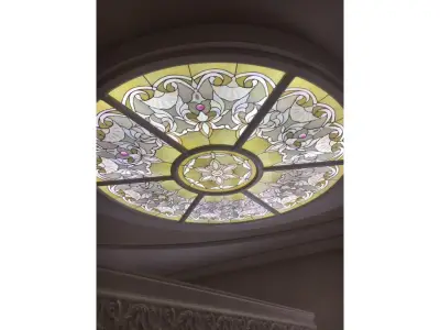 Wyrób kuty: Okrągły Witraż Sufitowy z Kutej Ramy Ornamentalnej