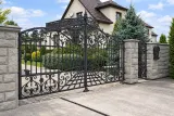 Ornamentalna brama wjazdowa kuta uchylna, model BU43 — odtworzone ujęcie oryginalne. Wizualizacja AI.
