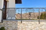 Ornamentalna kuta balustrada zewnętrzna secesyjna, model sx48 — odtworzone ujęcie oryginalne. Wizualizacja AI.