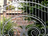 Wyrób kuty: Ornamentalne Kute Ogrodzenie Posesyjne z Motywami Spiralnymi