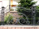 Wyrób kuty: Ornamentalne Kute Ogrodzenie Posesyjne z Motywami Spiralnymi
