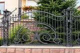 Ornamentalne kute ogrodzenie posesyjne z motywami spiralnymi, model mg07 — odtworzone ujęcie oryginalne. Wizualizacja AI.
