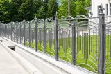 Ornamentalne kute ogrodzenie stalowe, model mg06 — odtworzone ujęcie oryginalne. Wizualizacja AI.