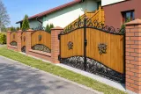 Ornamentalne kute ogrodzenie stalowo-drewniane, model OK59 — odtworzone ujęcie oryginalne. Wizualizacja AI.