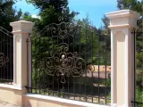 Wyrób kuty: Ornamentalne Kute Przęsło Ogrodzeniowe z Centralnym Motywem Fleur-de-lis