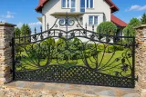 Ornamentalne kute przęsło ogrodzeniowe z motywem winorośli, model OK56 — odtworzone ujęcie oryginalne. Wizualizacja AI.