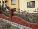 Wyrób kuty: Ornamentalne Ogrodzenie Kute z Motywem Winorośli
