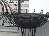 Wyrób kuty: Ornamentalny kwietnik ogrodowy z kutego metalu