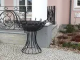 Wyrób kuty: Ornamentalny kwietnik ogrodowy z kutego metalu