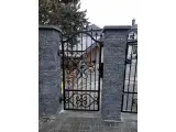 Wyrób kuty: Ręcznie Kuta Brama Wjazdowa Dwuskrzydłowa z Furtką, Styl Klasyczny