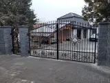 Wyrób kuty: Ręcznie Kuta Brama Wjazdowa Dwuskrzydłowa z Furtką, Styl Klasyczny