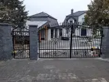 Wyrób kuty: Ręcznie Kuta Brama Wjazdowa Dwuskrzydłowa z Furtką, Styl Klasyczny