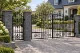 Ręcznie kuta brama wjazdowa dwuskrzydłowa z furtką, styl klasyczny, model BU137 — aranżacja europejskiej posesji z dopasowanymi elementami ogrodzenia. Wizualizacja AI.