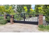 Wyrób kuty: Ręcznie Kuta Brama Wjazdowa Dwuskrzydłowa z Ornamentyką Klasyczną