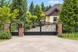 Ręcznie kuta brama wjazdowa dwuskrzydłowa z ornamentyką klasyczną, model BU52 — odtworzone ujęcie oryginalne. Wizualizacja AI.