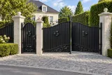 Reprezentacyjna kuta brama wjazdowa z ornamentyką kwiatową, model BU129 — aranżacja europejskiej posesji z dopasowanymi elementami ogrodzenia. Wizualizacja AI.