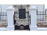 Wyrób kuty: Rezydencjalna Brama Kuta Przesuwna z Furtką i Elementami Ornamentyki Klasycznej