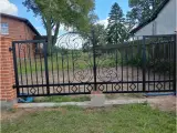 Wyrób kuty: Secesyjna Brama Wjazdowa Kuta Dwuskrzydłowa