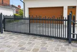 Stalowa brama przesuwna o geometrycznym wzorze nowoczesnym, model BP12 — odtworzone ujęcie oryginalne. Wizualizacja AI.