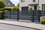 Stalowa brama przesuwna panelowa horyzontalna, model BP33 — aranżacja europejskiej posesji z dopasowanymi elementami ogrodzenia. Wizualizacja AI.