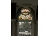 Wyrób kuty: Witraż Architektoniczny z Ornamentyką Klasyczną