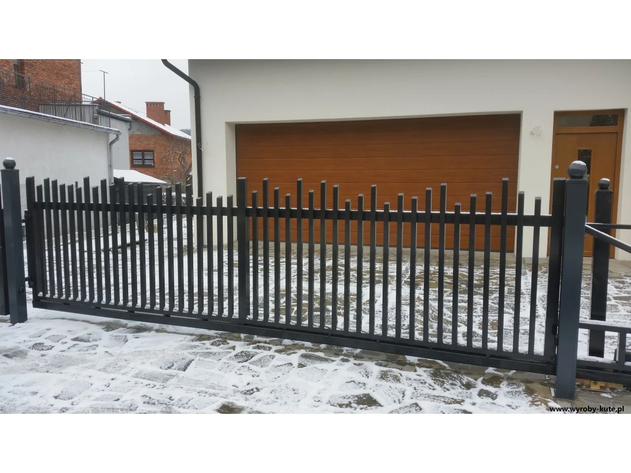 Wyrób kuty: Stalowa Brama Przesuwna o Geometrycznym Wzorze Nowoczesnym
