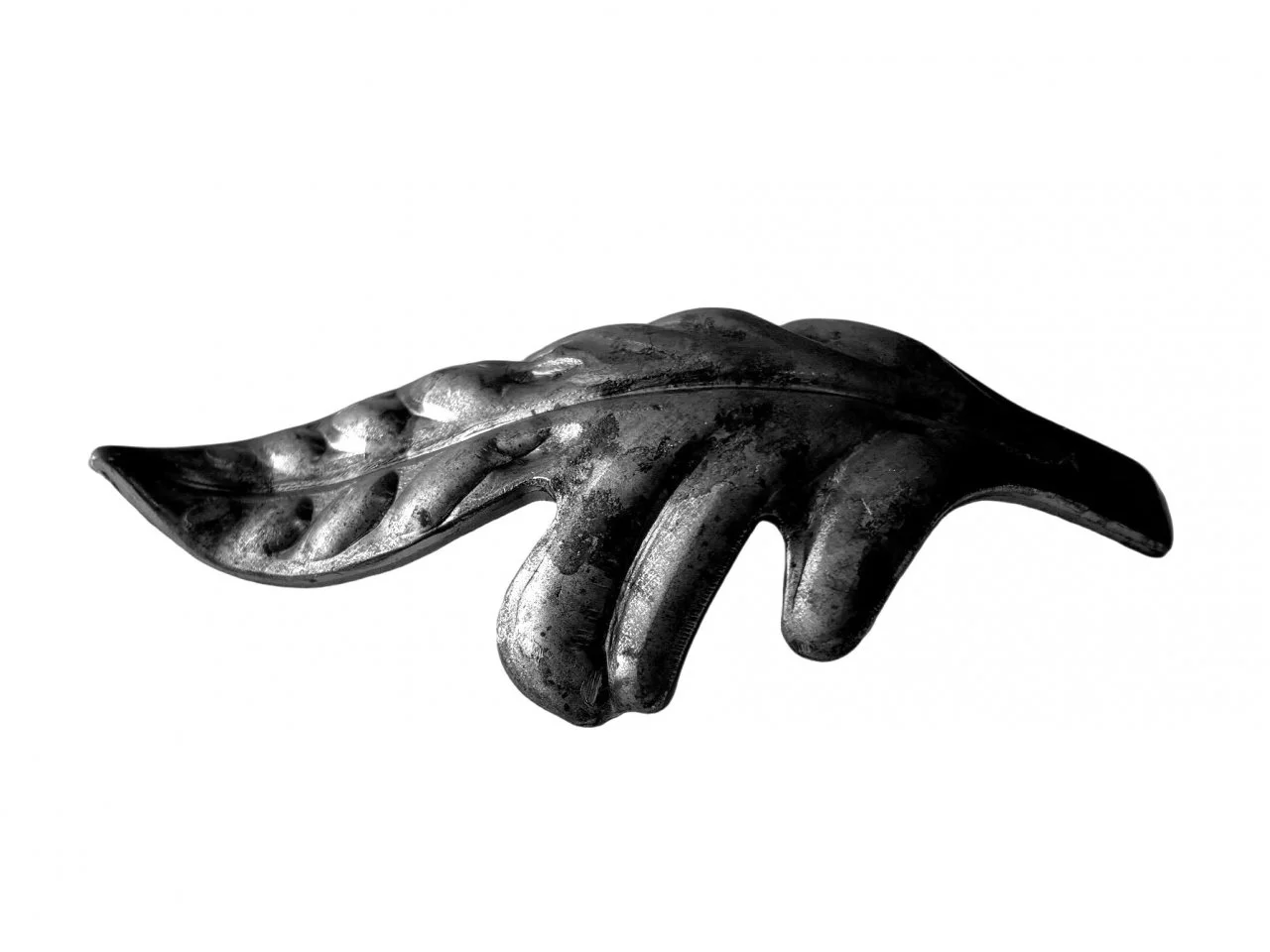 Wyrób kuty: Stalowy liść kuty wygięty ozdobny 110x60 mm