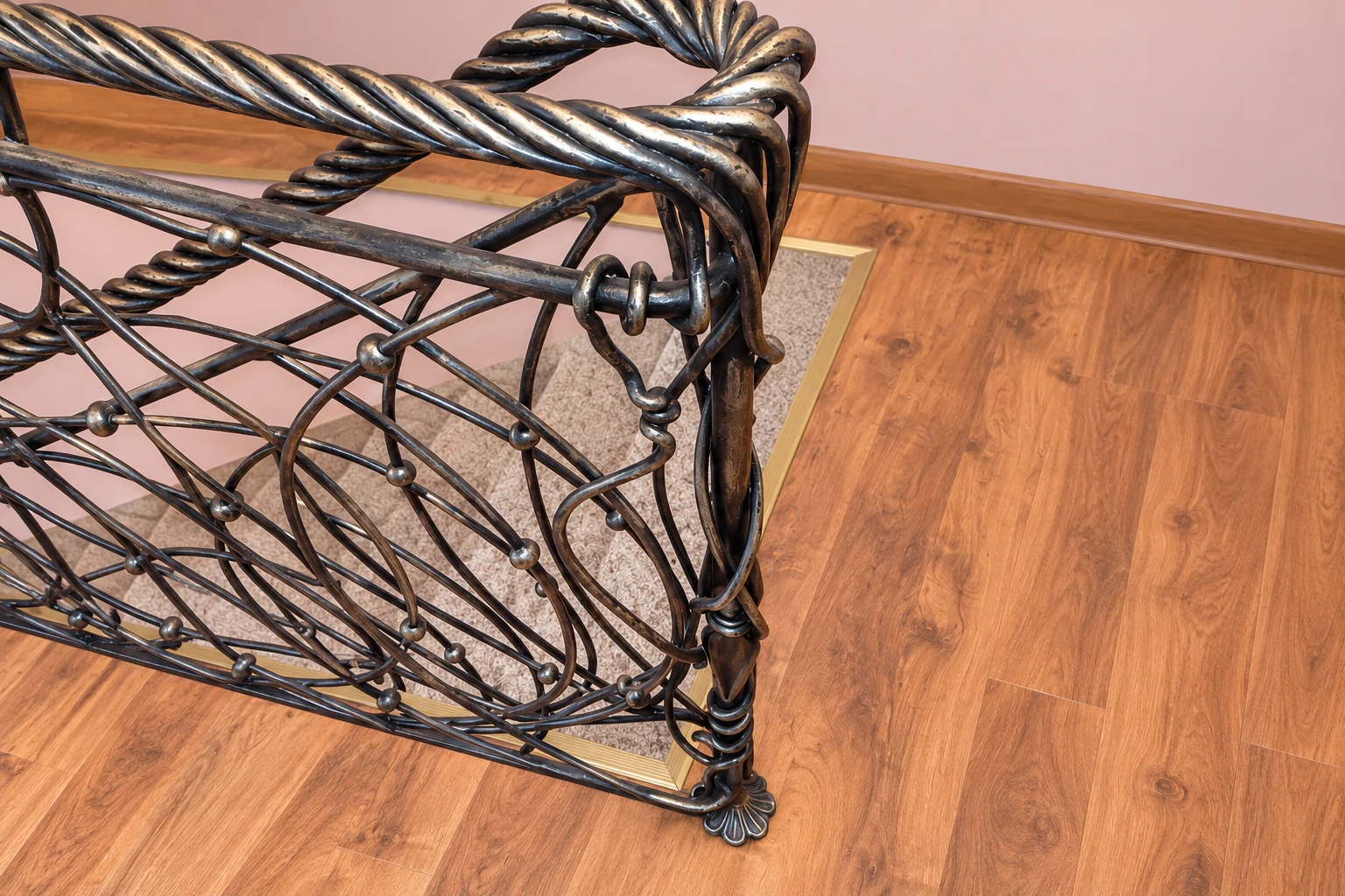 Wewnętrzna balustrada kuta z ornamentyką splątaną, model BKW18 — odtworzone ujęcie oryginalne. Wizualizacja AI.