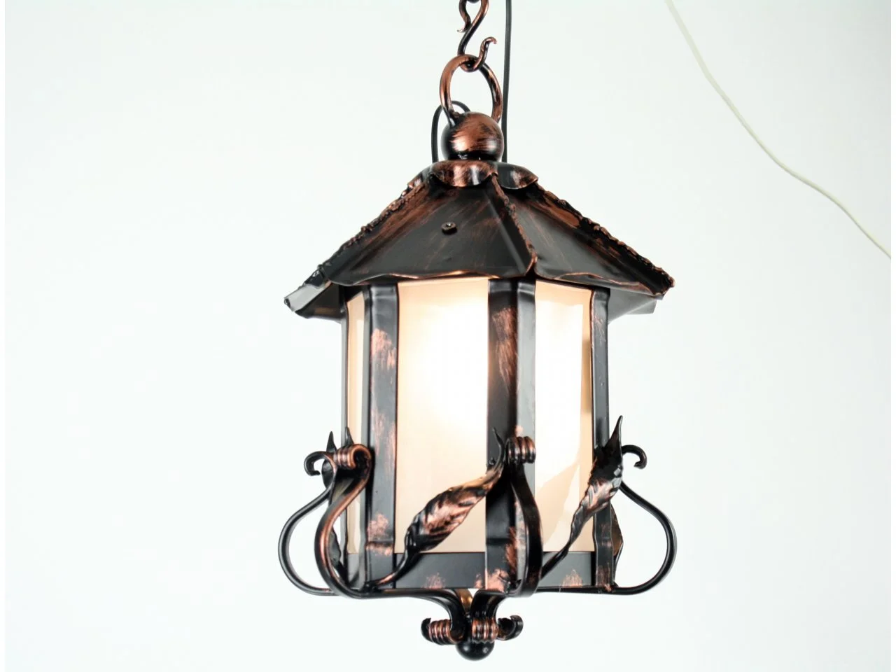 Wyrób kuty: Wisząca Lampa Kowalska z Ornamentem Liściastym