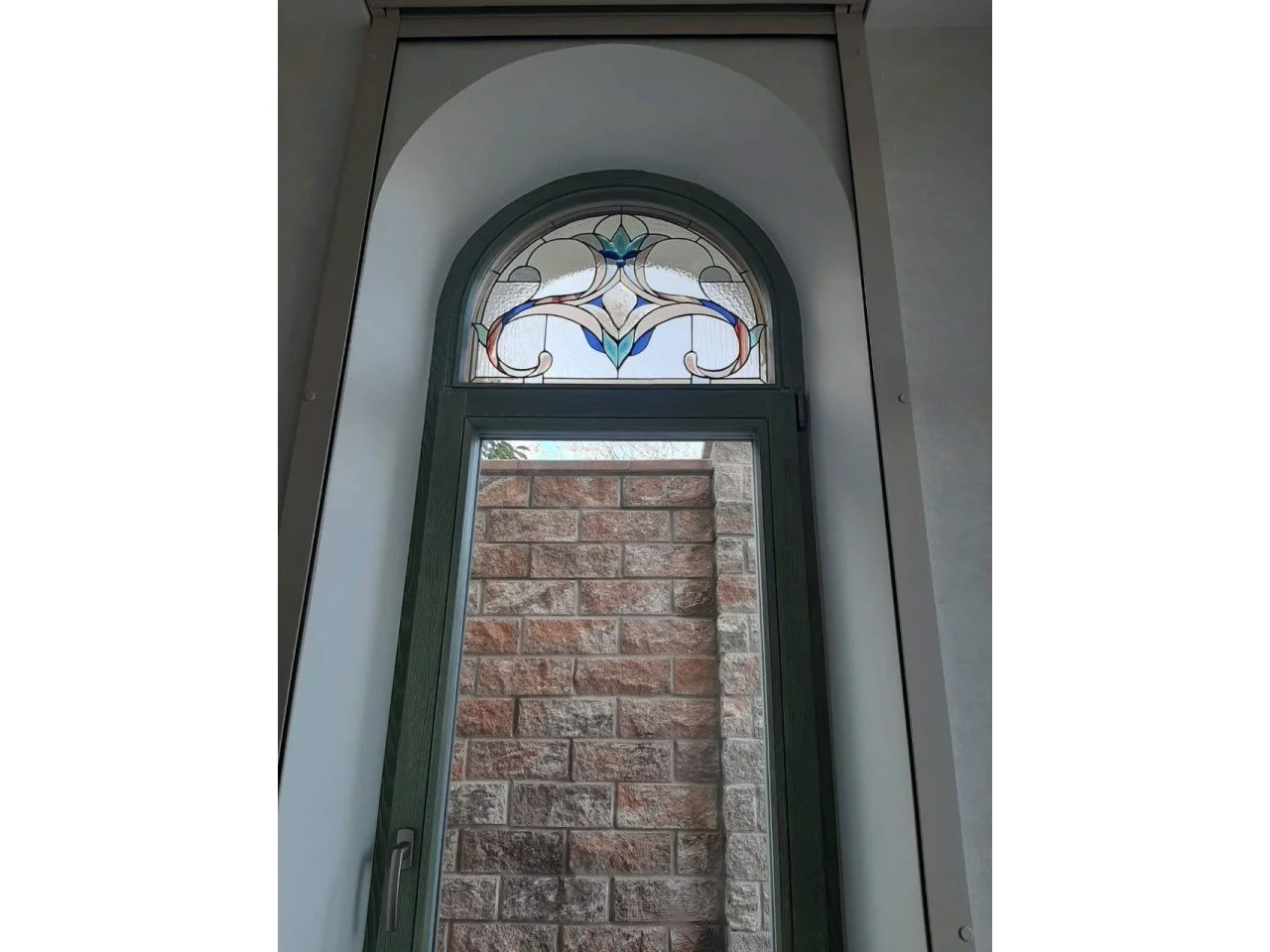Wyrób kuty: Witraż Architektoniczny Łukowy z Zdobieniem Organiczno-Geometrycznym