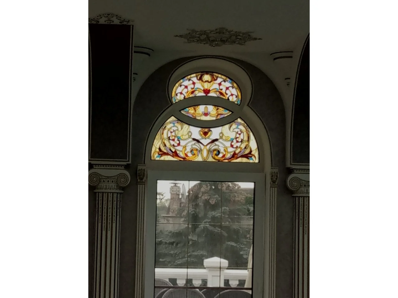 Wyrób kuty: Witraż Architektoniczny z Ornamentyką Klasyczną