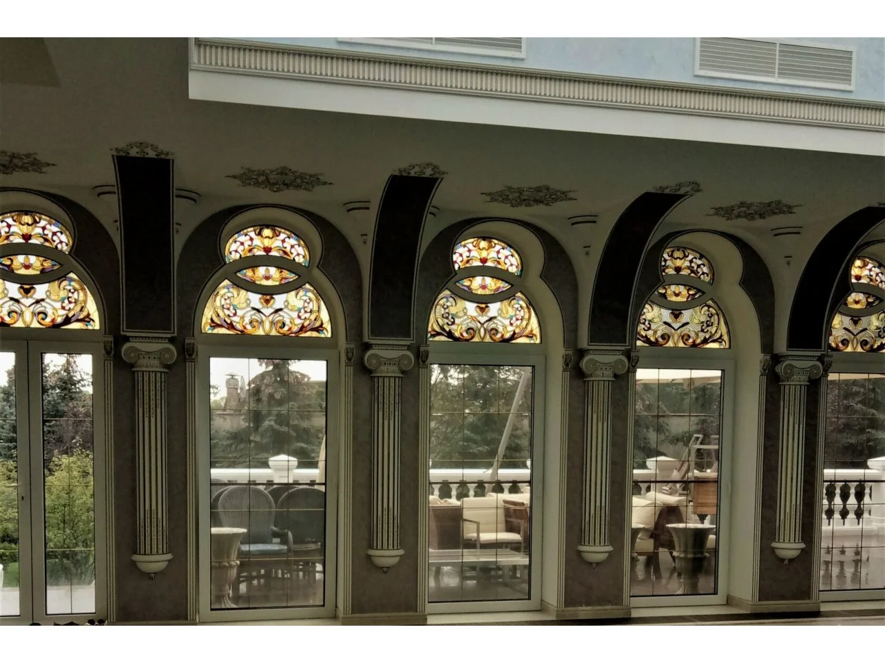 Wyrób kuty: Witraż Architektoniczny z Ornamentyką Klasyczną