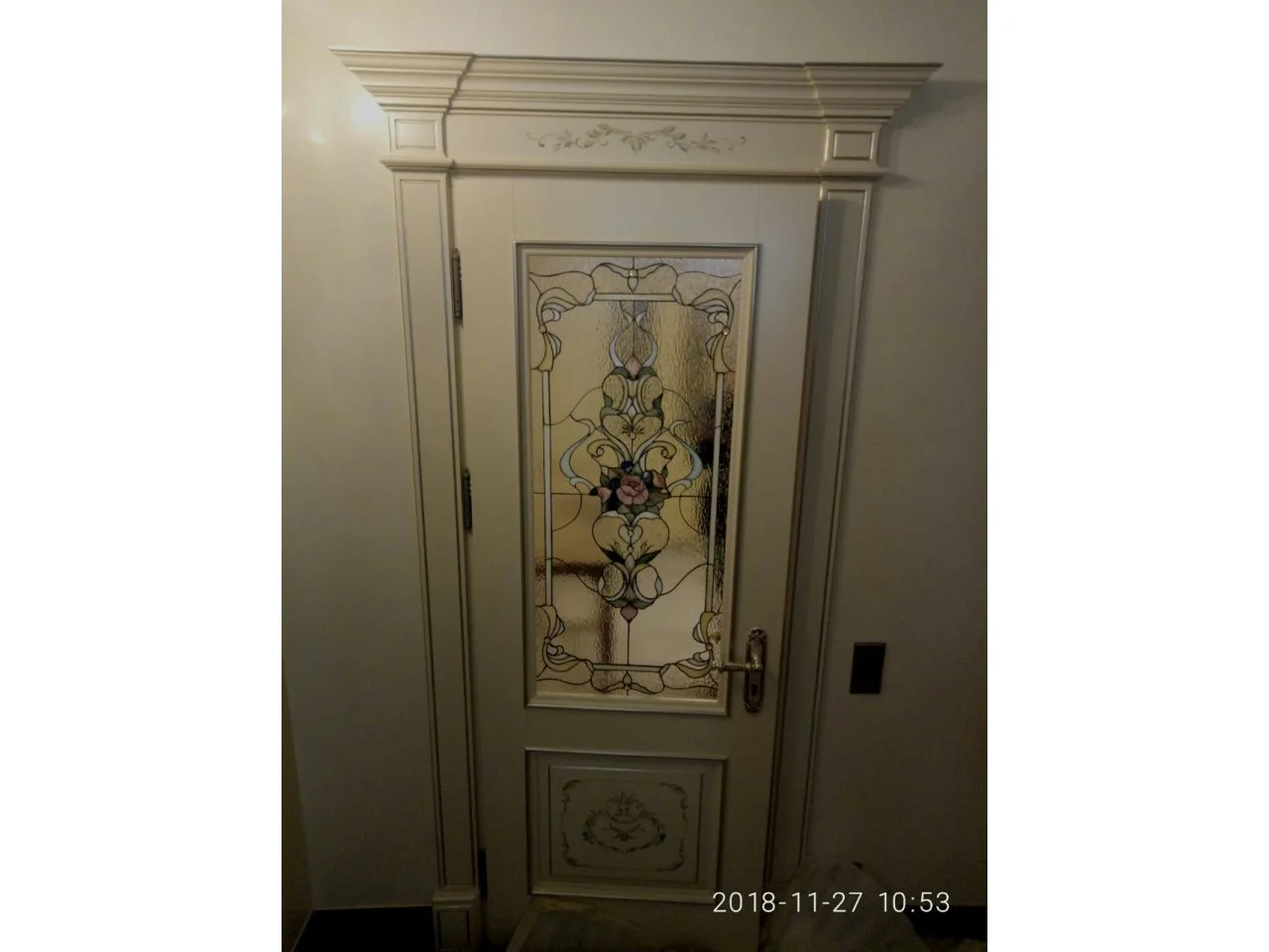 Wyrób kuty: Witraż Drzwiowy z Motywem Floralnym w Technice Tiffany